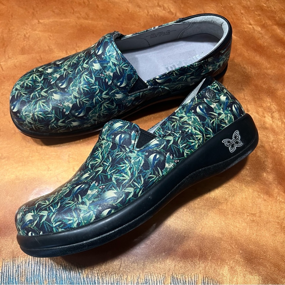 Alegria Kelly leather clogs Bamboo green tropical plants and birds size 9